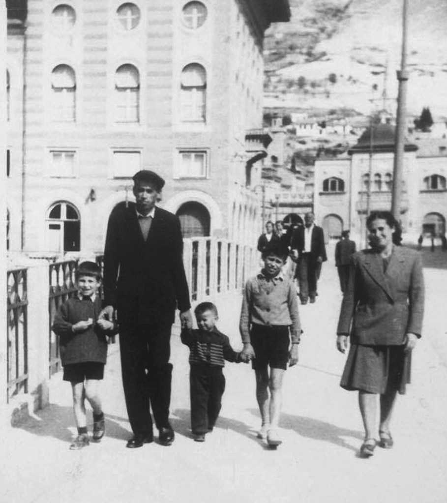 Salih (Huseina) Kurt (1915-1989) sa suprugom Eminom (1922-2001) sa svoja tri sina na Titovom mostu u Mostaru 1953. godine.